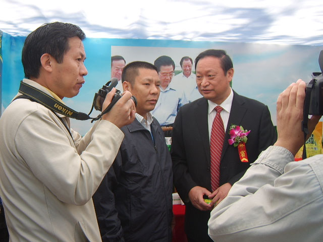 國(guó)家衛(wèi)生部副部長(zhǎng)王國(guó)強(qiáng)與付國(guó)福董事長(zhǎng)親切合影