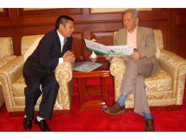 國(guó)家外國(guó)專家局局長(zhǎng)馬俊如在聽取付國(guó)福董事長(zhǎng)做匯報(bào)